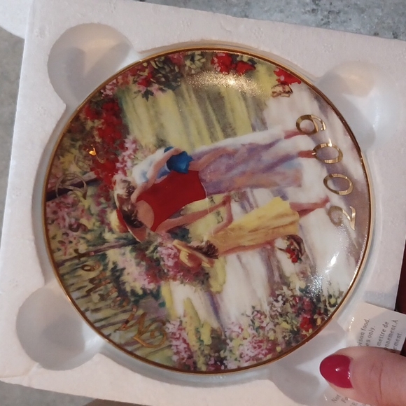 New Avon 2009 collectible Mother's Day plate walking with loved ones - Picture 1 of 4